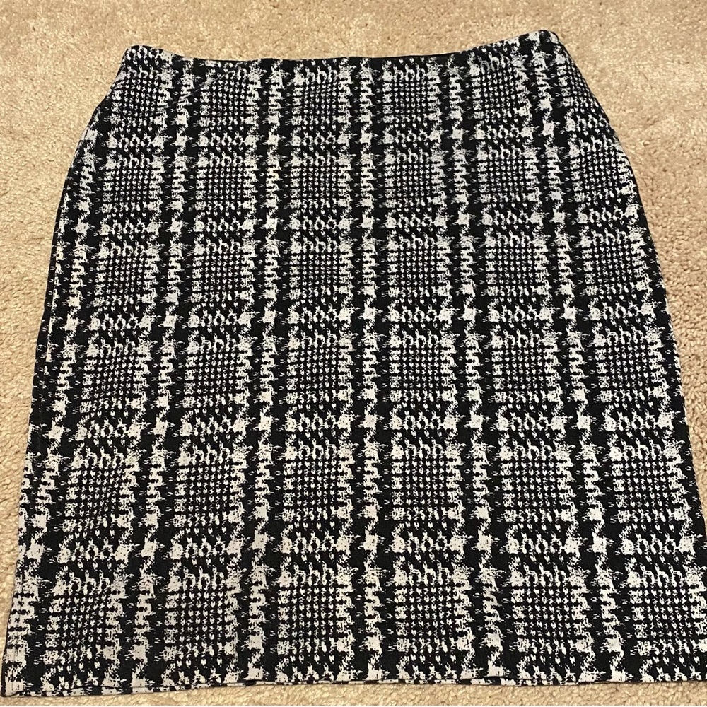 Ann Taylor Houndstooth Pull On Pencil Skirt. Size 8